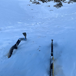 Splitboard-Hälften im Schnee unter Felsen, Winter 2020