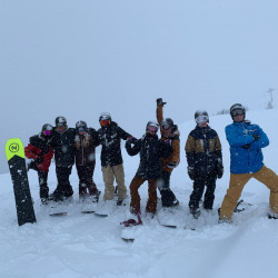 Gruppe mit Snowboards im Schneetreiben, Winter 2020