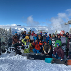 Gruppenfoto mit Snowboards im Skigebiet, Winter 2020