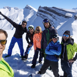 Gruppenselfie auf einem verschneiten Gipfel, Winter 2020